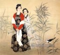 Jeune fille chinoise dans le champ de roseaux et des oiseaux